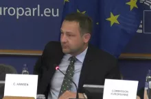 komisarz Christophe Hansen podczas prezentacji nowego budżetu WPR na Nadzwyczajnym Posiedzeniu Komisji Rolnictwa PE 16 lipca 2025 r.