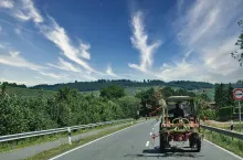 Kiedy można wyprzedzić ciągnik rolniczy na drodze z podwójną linią ciągłą?