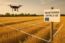 Fotorealistyczna scena przedstawiająca drona nad polem uprawnym z tablicą ”Monitoring dotacji UE” i symbolem Unii Europejskiej. Obraz symbolizuje nowy system nadzoru nad dopłatami rolniczymi w ramach budżetu UE 2028–2034, w tym warunkowość Zielonego Ładu i praworządności.