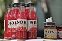Różne przetwory z derenia prezentowane w bolestraszyckim arboretum podczas XIII Międzynarodowego Festiwalu Derenia. Zdjęcia autorstwa Mariusza Godosa z Życia Podkarpackiego.