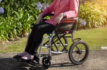 Rolniczka opiekuje się starszą, schorowaną matką - czy otrzyma świadczenie wspierające?