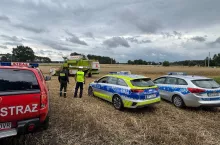 Strażacy i policjanci coraz częściej odwiedzają rolników na polach podczas żniw.