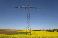 Słupy energetyczne na polu