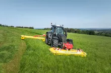 Dzięki skrętnej kosiarce pracującej po łuku możliwe jest wykorzystanie całej szerokości roboczej belki koszącej oraz uzyskanie maksymalnej szerokości kombinacji koszącej, fot. mat. prasowe