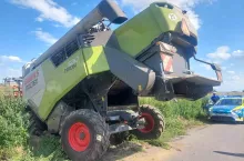 Kombajn wpadł do przydrożnego wykopu podczas żniw