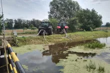 Rolnicy z Mokrego Dworu ustawili traktory z pompami, aby samodzielnie wypompowywać wodę po wyłączeniu pompowni Wód Polskich. Zdjęcie pochodzi z posta sołtysa Wiesława Zbroińskiego.