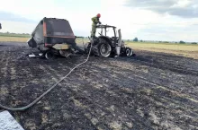 Pech spotkał rolnika. Podczas pracy w polu spłonął nie tylko ciągnik, ale również prasa.