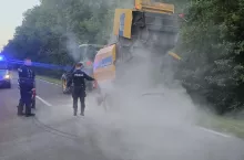 Policjanci gaśnicami gaszą prasę rolniczą