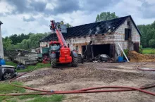 Rodzina rolnika potrzebuje środki na odbudowę budynku, zakup paszy, sprzętu oraz pomoc w bieżących potrzebach.