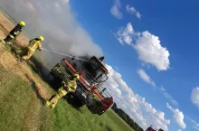 Ogień pojawił się w przedniej części kombajnu