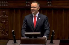 Karol Nawrocki podczas przemówienia w Sejmie RP po złożeniu przysięgi prezydenckiej. Zrzut ekranu z transmisji TVP Info.