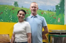 Roman i Renata Szepielakowie w pracowni. Początki relacji z pszczołami nie były łatwe, ale z czasem okazało się, że jedni drugim są potrzebni