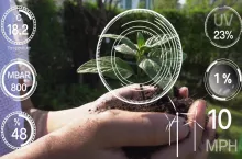 Technologia cyfrowego rolnictwa oparta na futurystycznym zbieraniu danych z czujników wspieranych przez sztuczną inteligencję. Koncepcja komputerowego wspomagania wzrostu roślin i zarządzania jakością upraw. Zdjęcie ilustruje ideę transformacji rolnictwa z wykorzystaniem nowoczesnych technologii.
 