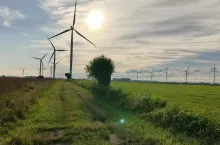Przepisy umożliwiają uzyskanie do 20 tys. zł rocznie na gospodarstwo domowe z funduszu partycypacyjnego dla mieszkańców, którzy mają swój dom w zasięgu 500-1000 m od turbiny wiatrowej