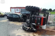 Zetor na boku po zderzeniu z samochodem osobowym