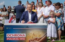 Prezydent podpisał projekt ustawy „Ochrona polskiej wsi”. ”Polski rolnik, jak żołnierz w wojsku, odpowiada za bezpieczeństwo żywnościowe Polski”