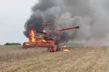 Pożar kombajnu na polu w miejscowości Strzałków
