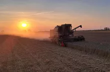 Kombajn zbożowy bez operatora wtoczył się na imprezę urodzinową (zdjęcie poglądowe)