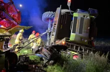 Kombajn przygniótł osobowe auto z kierowcą i pasażerem w środku