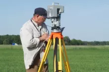 Geodeta wykonujący pomiary działki