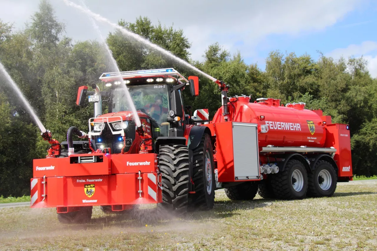 Ciągnik John Deere 6R w służbie straży pożarnej.