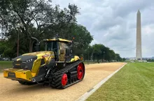 Sekretarz Rolnictwa USA Brooke Rollins wskazuje na swój podpis na ciągniku Fendt, fot. mat. prasowe