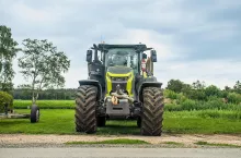 Widok z przodu na protypowy ciągnik marki Claas pozwala dostrzec nowy wygląd Axiona.