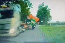 Chwila przed zderzeniem. Rozsiewacz spadł z lawety i uderzył w auto jadące z przeciwnego kierunku