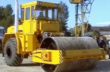 Kirowiec z ładowarką tyłową z łyżką o pojemności 2,5 m³ i udźwigu pięciu ton, fot. mat. prasowe