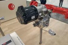 Wizualizacja nowego napędu z miękką hybrydą od Carraro. Silnik spalinowy może zostać zmniejszony, a brakującą moc uzupełni elektryczny, fot. materiały prasowe