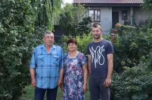 Rodzina Pawlaków na tle gospodarstwa