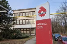 Front budynków Ursusa w Lubinie z charakterystyczną tablicą informacyjną na froncie