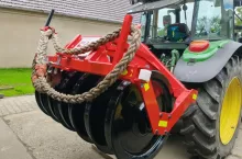 Wały oparte o koła kolejowe to solidne i ciężkie maszyny, fot. Samstal