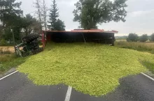 Ciągnik rolniczy przewrócony na bok