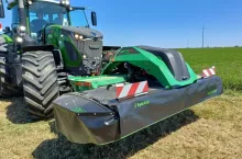 ciągnik rolniczy marki Fendt z kosiarką dyskową firmy SaMASZ