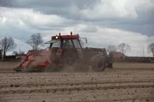 traktor, agregat uprawowy, wiosna, prace polowe, uprawa roli,