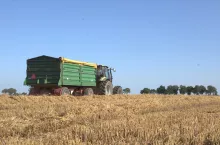 Koniec żniw przyczepa na polu