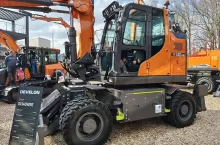 Pozornie niepozorna maszyna, gabaryt jak 15 tonowa koparka, mały promień zachodzenia podczas obrotu a całkiem solidne 20 ton masy własnej, to byłaby nie najgorsza baza dla małej palownicy albo wiertnicy lub też jako bardzo stabilna tzw. wędka ot. GS