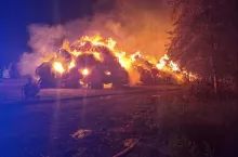 Rolnikowi spłoneły baloty.