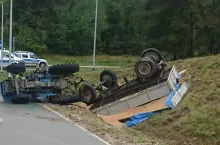 Ciągnik rolniczy z przyczepą na dachu