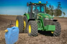 Tanie barwione paliwo zamiast zwrotu akcyzy? Rząd odpowiada rolnikom