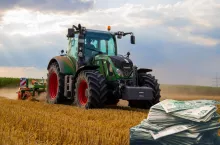 Ciągnik uprawiający pole 