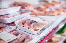 zapakowane mięso na ladzie w supermarkecie