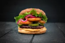 roślinny burger na stole