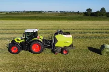 Ciągnik Claas Arion z prasą Claas Variant podczas prasowania zielonki