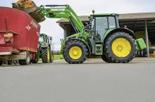 John Deere 6120M pracuje jako kompaktowy i wszechstronny ciągnik w codziennych zadaniach w gospodarstwie mlecznym.