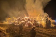 Strażacy w godzinach wieczornych walczą z pożarem balotów na polu