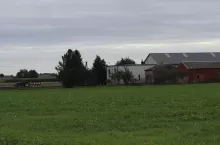 gospodarstwo rolne z dachem pokrytym eternitem