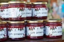 Różne przetwory z derenia prezentowane w bolestraszyckim arboretum podczas XIII Międzynarodowego Festiwalu Derenia. Zdjęcia autorstwa Mariusza Godosa z Życia Podkarpackiego.