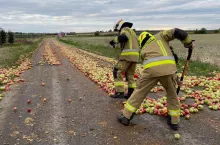 strażacy jabłka
